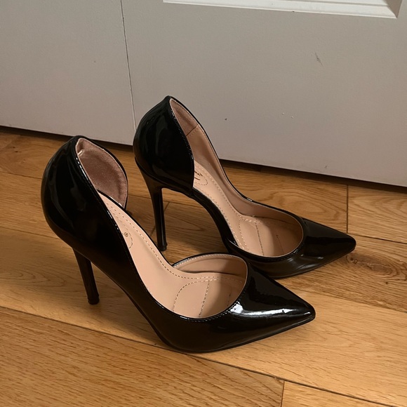 Black heels - Picture 2 of 2